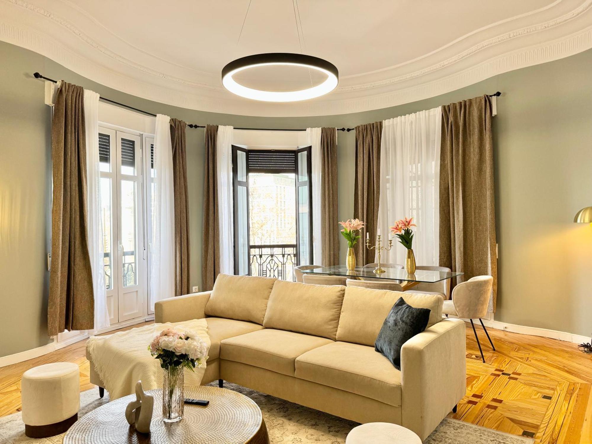 Elegance And Comfort In Apartamento Madrid