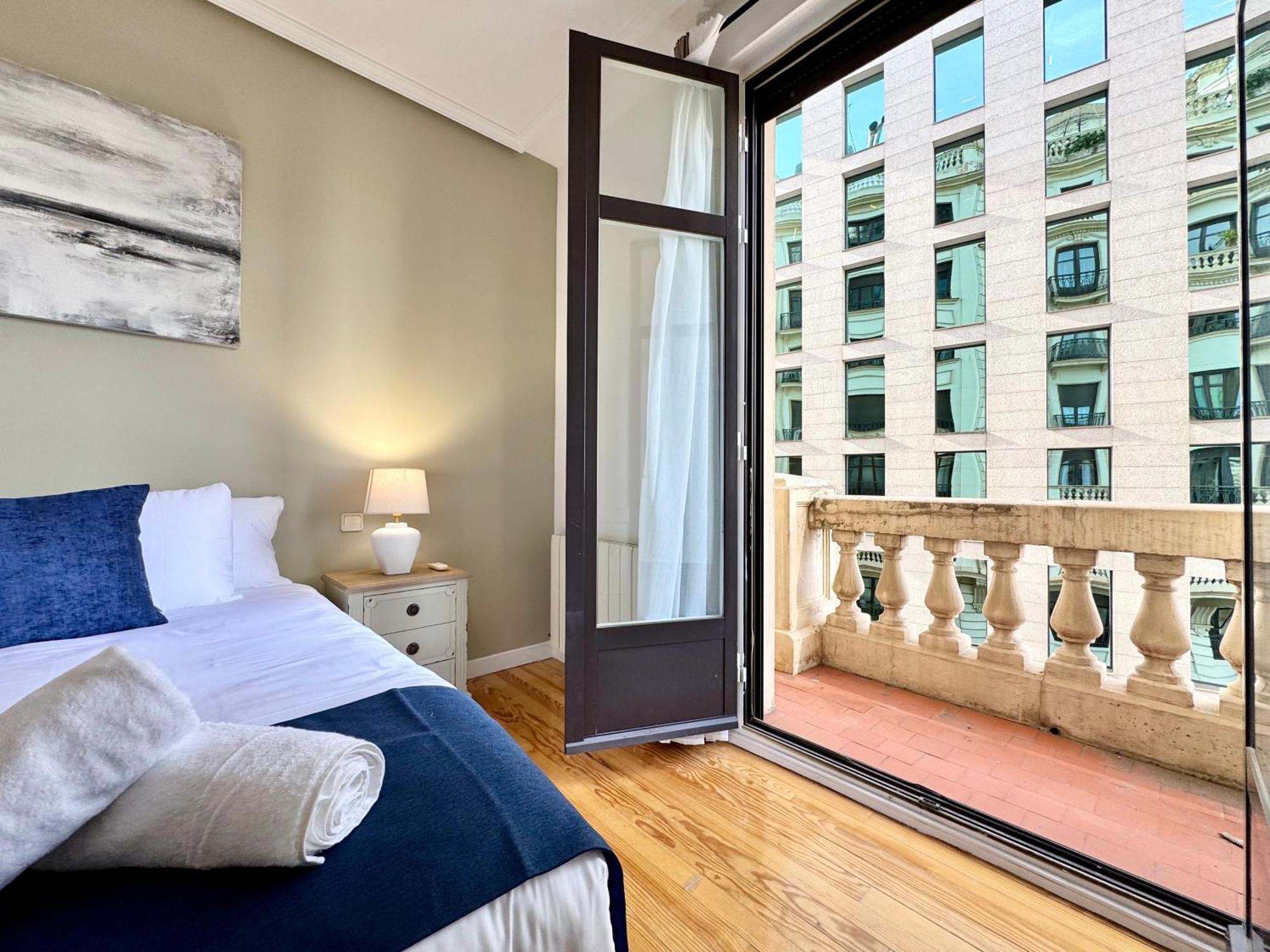 Elegance And Comfort In Apartamento Madrid