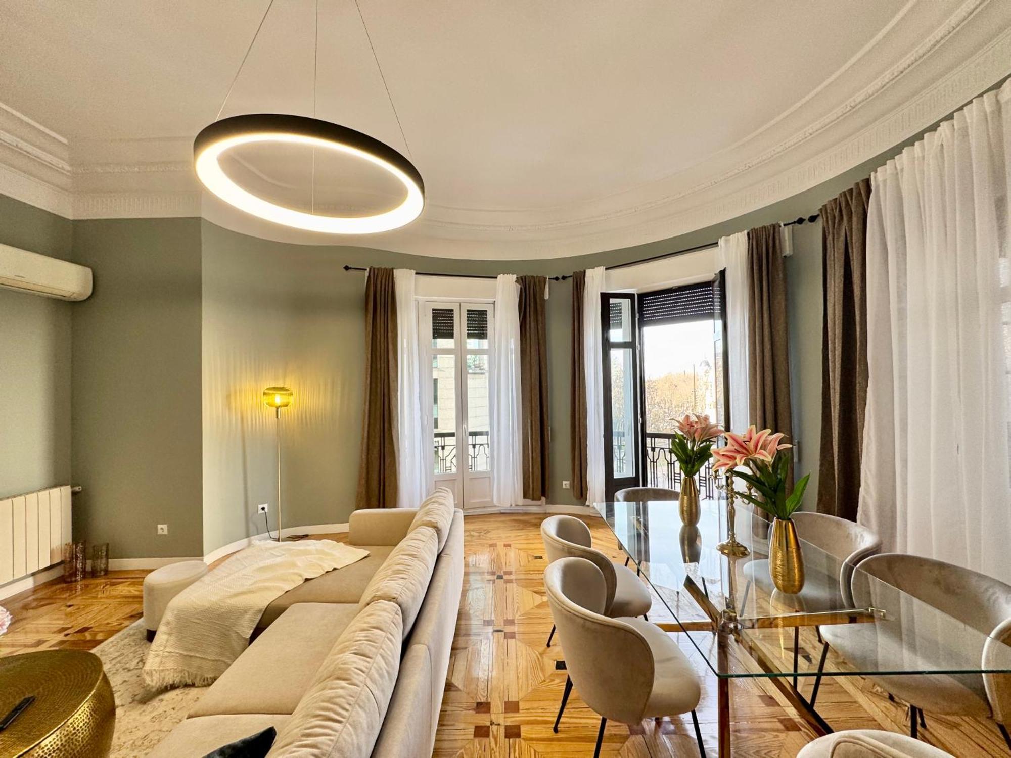 Elegance And Comfort In Apartamento Madrid