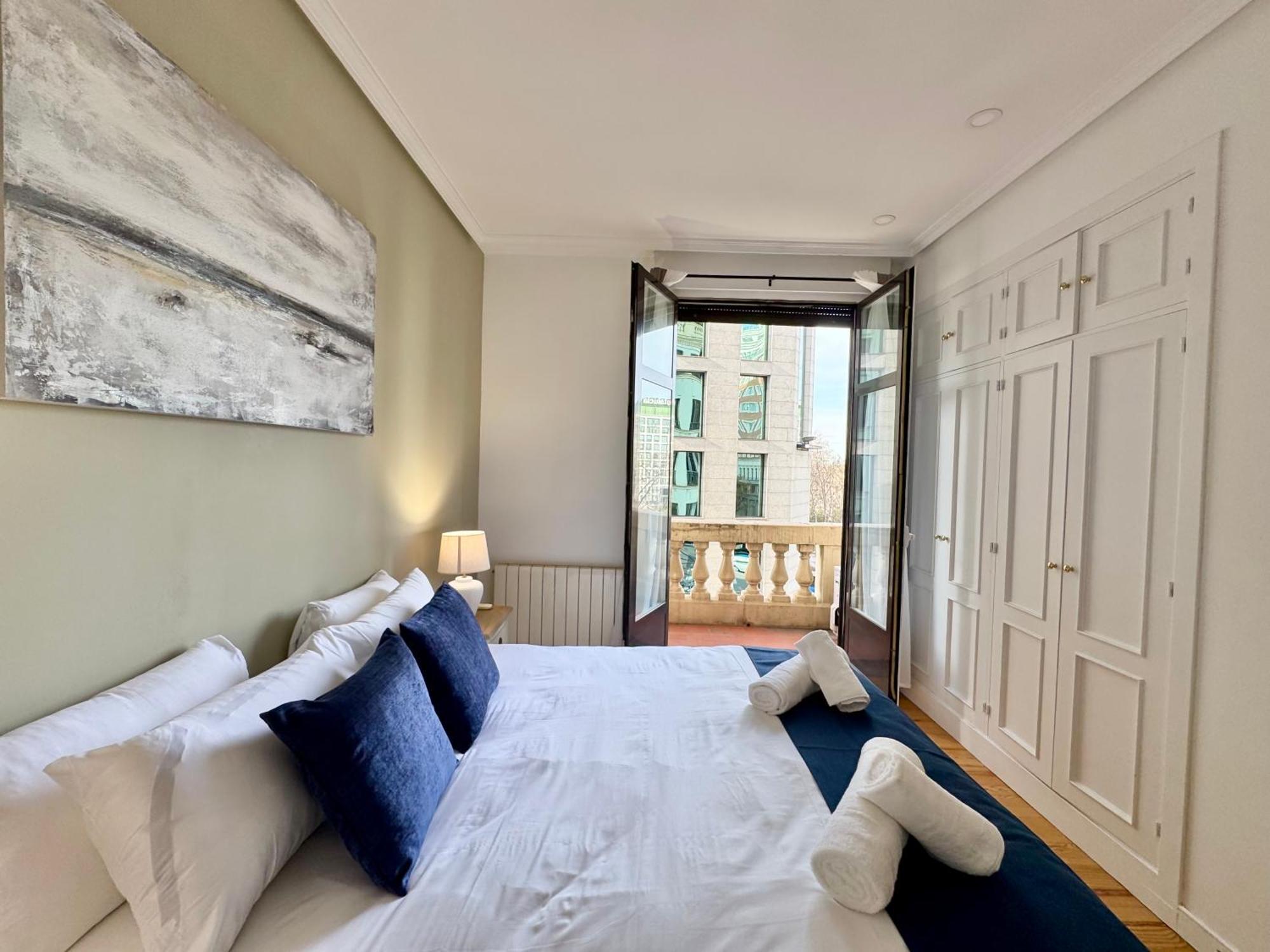 Elegance And Comfort In Apartamento Madrid